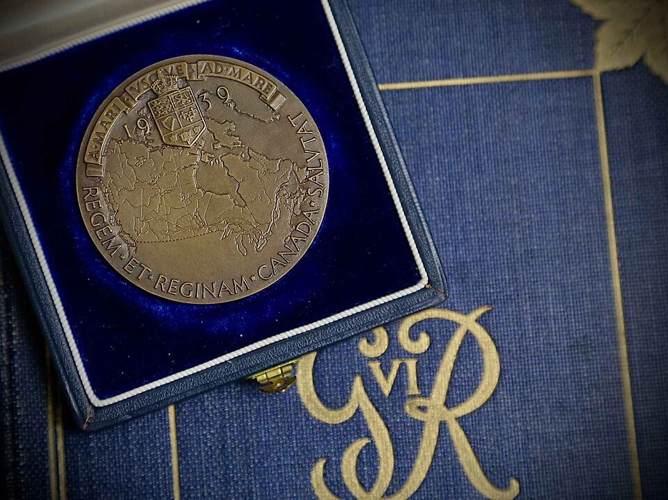 54mm-Bronze-1939-Royal-Visit-Medal-In-Original-Royal-Blue-Case.